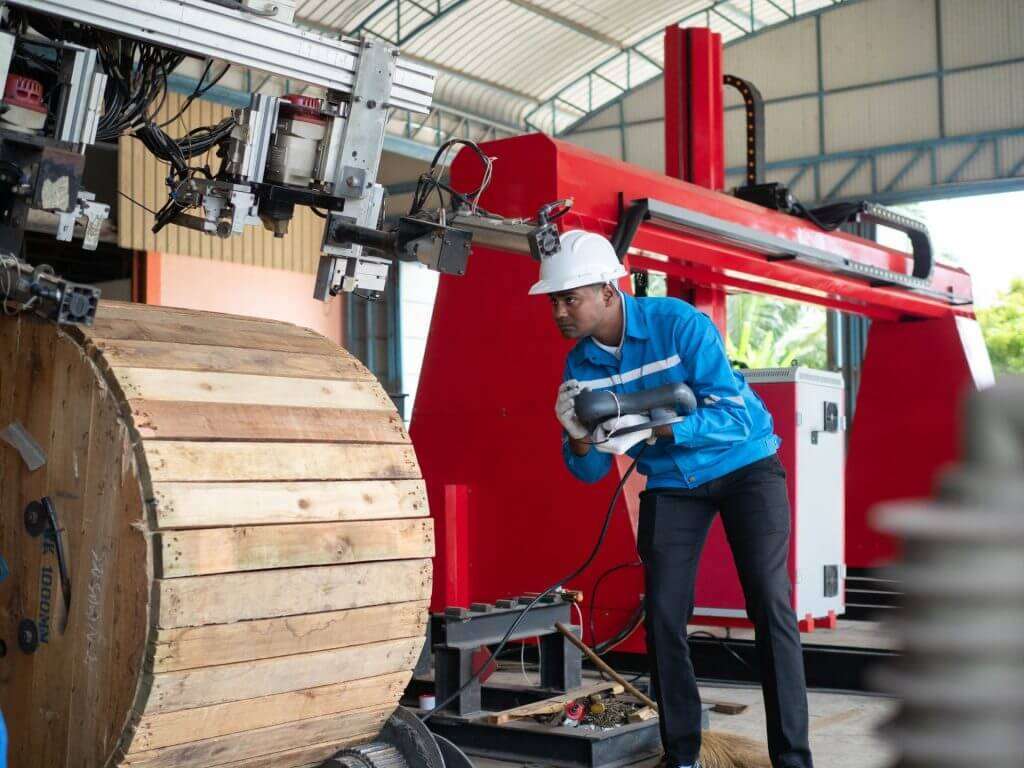 Empleado realizando control de calidad de los equipos de la empresa tras obtener su certificación laboral PERM para poder trabajar en EEUU