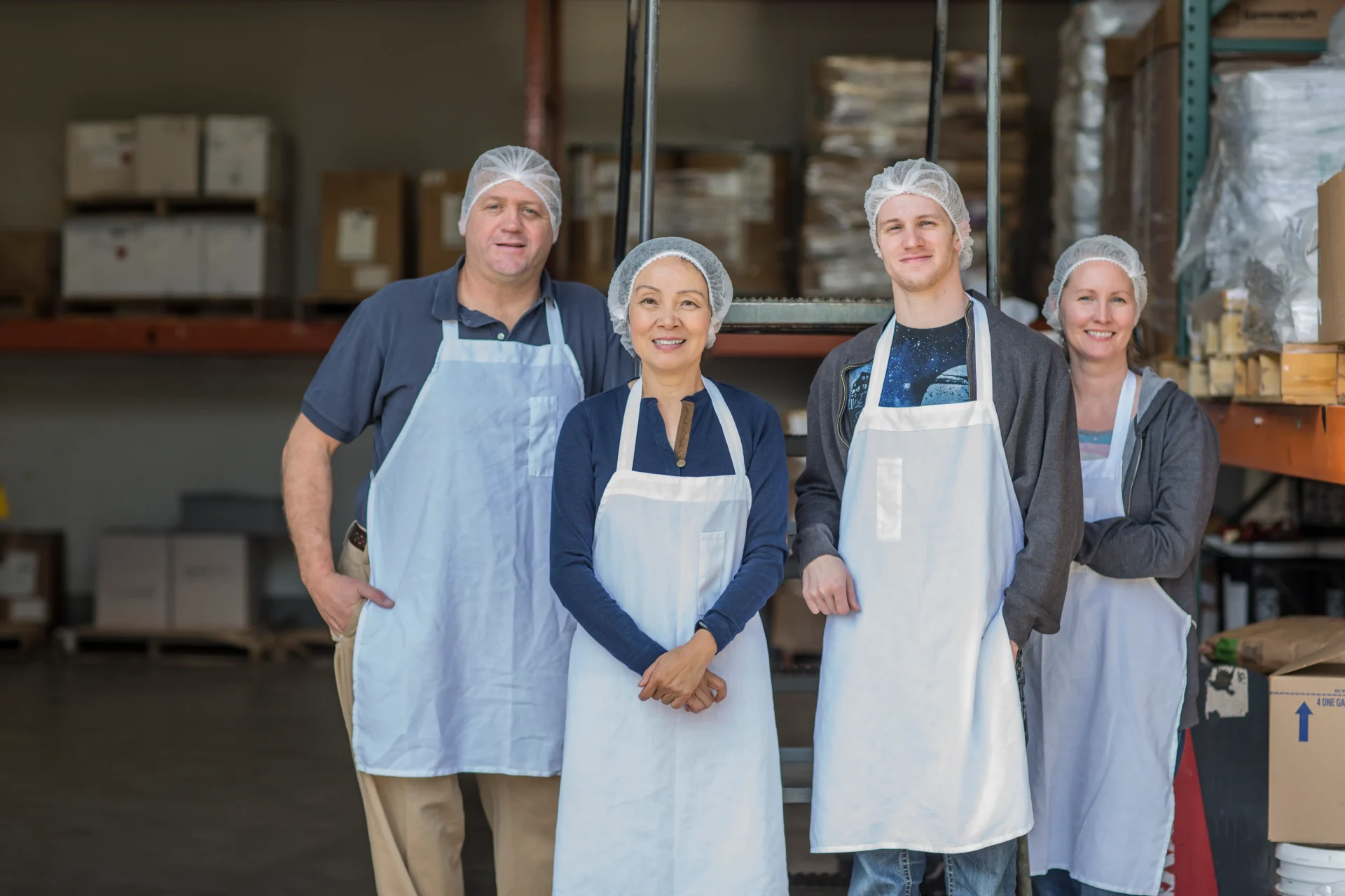 Cuatro trabajadores sonriendo luego conseguir trabajo tras completar la certificacion laboral perm paso a paso