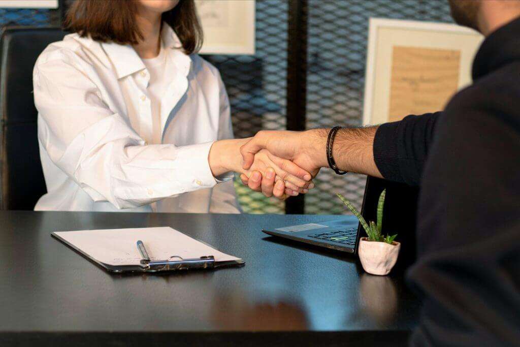 como pedir a un trabajador extranjero